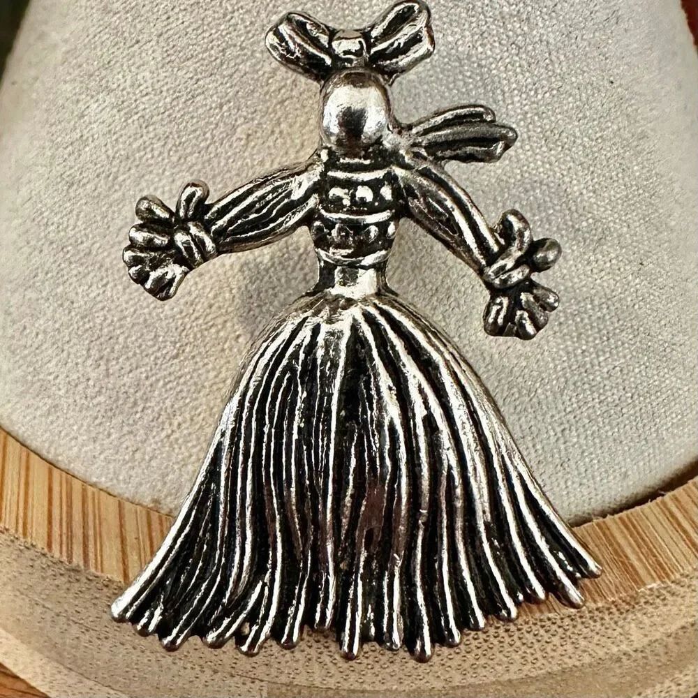 Vintage Corn Husk Doll Brooch Folk Art Straw Girl Pin